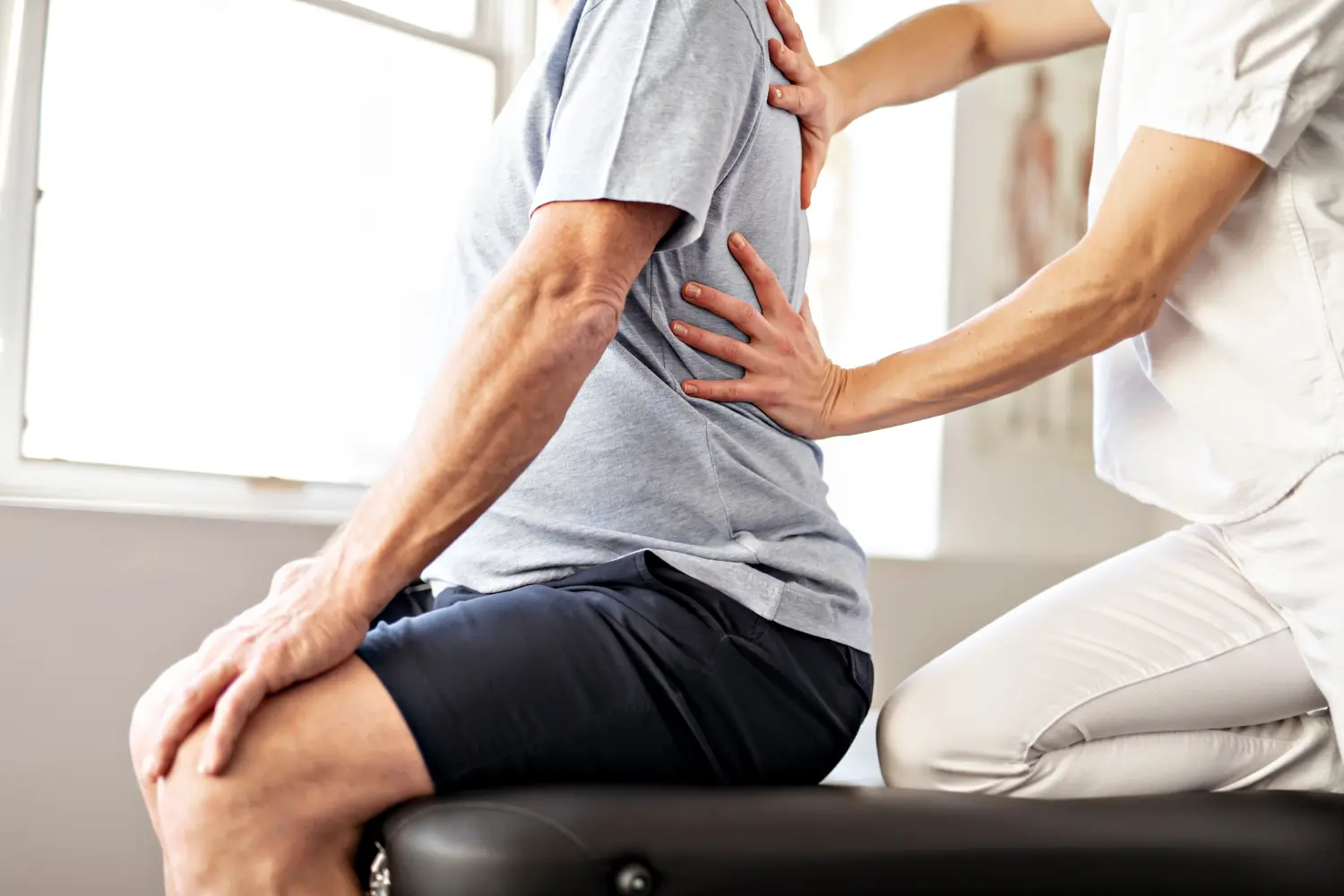 Ein Mitarbeiter der modernen Rehabilitationsphysiotherapie mit einem älteren Klienten